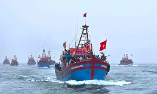 Choáng ngợp hơn 50 tàu thuyền rước kiệu trên biển tại lễ hội đền Mai Bảng