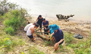 Nghệ An: Nước sông Lam cạn, lộ quả bom còn nguyên kíp nổ