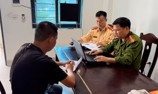 Xử phạt tài xế bán tải đỗ chắn đường, ngồi hiên nhà nói ‘lùi xe mà đi’ 