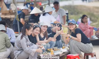 Du khách 'phát sốt' với cá trích nướng bãi biển