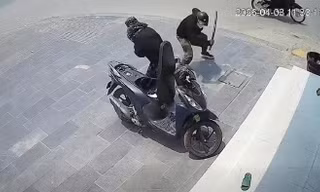 Truy tìm hai người bịt mặt dùng gậy tấn công phụ nữ giữa phố