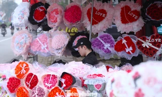 Nghệ An: Hoa, quà tặng 8/3 đua nhau xuống phố rồi ngóng khách