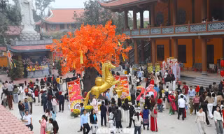 Chen chân check-in cùng linh vật ngựa ở ngôi chùa hơn 600 năm tuổi