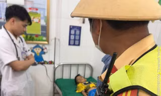 Cảnh sát dùng xe chuyên dụng mở đường cứu bé trai co giật, tím tái