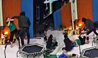 Người đàn ông bịt mặt xông vào phòng tập thể dục có 3 phụ nữ