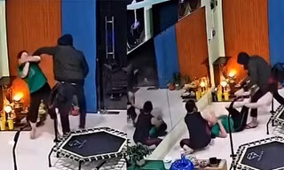 Người đàn ông bịt mặt xông vào phòng tập thể dục có 3 phụ nữ