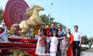 Linh vật ngựa vàng cao 4m ở Nghệ An vừa ra mắt đã có người 'check-in'