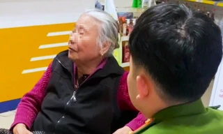 Sau cuộc gọi lạ, cụ bà 79 tuổi hốt hoảng mang sổ tiết kiệm ra ngân hàng 