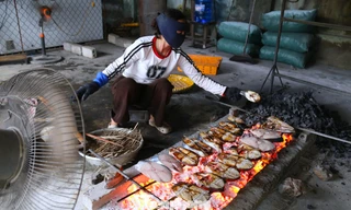 Khom lưng nướng cá cả ngày lẫn đêm cận Tết