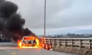 Ô tô cháy ngùn ngụt trên cầu, 3 người thoát nạn