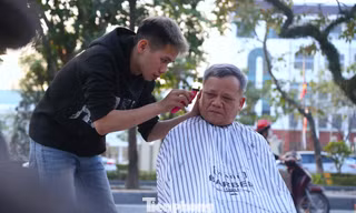 Tiệm cắt tóc 0 đồng của nhóm bạn trẻ