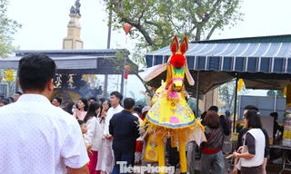 Dâng ngựa tiền triệu ở Đền Ông Hoàng Mười