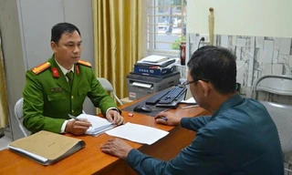 Tạm giữ người mặc áo mưa, che ô kín mặt đập phá ô tô nhà hàng xóm