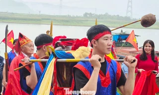 Linh thiêng lễ rước nước trong lễ hội Đền Vua Mai