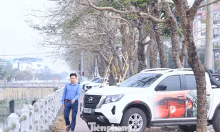 Vỉa hè bị ‘nuốt chửng’, lòng đường thành bãi đỗ xe