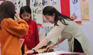 Xin lộc đầu năm ở ngôi đền thiêng