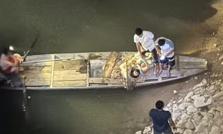 Khoảnh khắc xé dòng nước dữ, giành lại sự sống cho hai mẹ con nhảy cầu