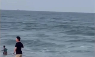 Lao mình giữa sóng lớn cứu du khách bị chuột rút khi tắm biển Cửa Lò