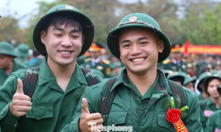 Nụ hôn vội, cái ôm chặt trước giờ tòng quân