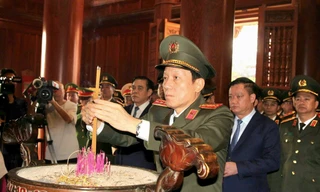 Bộ trưởng Lương Tam Quang dâng hương tưởng niệm Chủ tịch Hồ Chí Minh