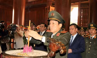 Bộ trưởng Lương Tam Quang dâng hương tưởng niệm Chủ tịch Hồ Chí Minh