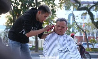 Tiệm cắt tóc 0 đồng của nhóm bạn trẻ