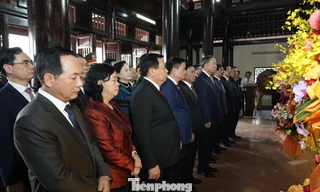 Tổng Bí thư Tô Lâm dâng hương tưởng niệm Chủ tịch Hồ Chí Minh tại Nghệ An