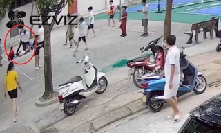 Bác sĩ đang bế con đi dạo kịp thời cứu người đàn ông đột quỵ trên sân bóng chuyền