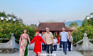 Cụ bà 95 tuổi nghẹn ngào về nơi yên nghỉ của 13 liệt sĩ ở Truông Bồn