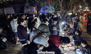 Chen chân 'săn' đặc sản mực nháy Cửa Lò