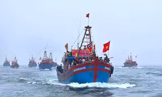 Choáng ngợp hơn 50 tàu thuyền rước kiệu trên biển tại lễ hội đền Mai Bảng