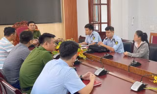 Công an làm việc với người phụ nữ tự đóng nước vào chai thương hiệu bán gần bệnh viện