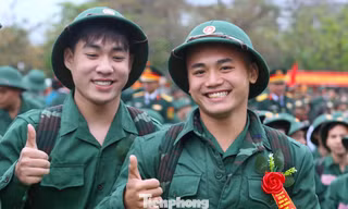 Tân binh ở Nghệ An hào hứng lên đường nhập ngũ 
