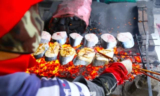 Nướng cá không ngơi tay bên bếp than rực lửa giáp Tết