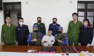 'Ông trùm' lận lưng súng ngắn vận chuyển lượng lớn ma túy tổng hợp 