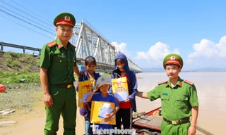 Công an Nghệ An tặng quà trung thu trẻ em vùng lũ, đặc biệt khó khăn