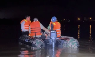 Tìm kiếm 3 bố con nghi nhảy cầu Bến Thủy