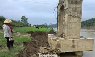 Trụ cầu treo bị khoét hàm ếch, rọ đá lộ thiên