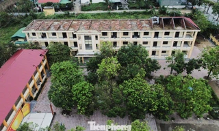 Trường học chịu cảnh dột nát sau nhiều tháng ‘bão chồng bão’ 