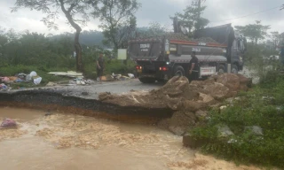 Vỡ bờ sông Vinh, nước ào ạt tràn vào khu đô thị