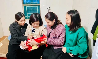 Bé sơ sinh bị bỏ rơi trước cổng nhà dân kèm tờ giấy “do hoàn cảnh cháu không nuôi được”