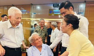 Trung tướng Nguyễn Quốc Thước dành lương hưu ủng hộ người dân bão lũ