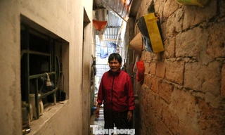 Cảnh xập xệ, dột nát ở khu tập thể gần 50 năm tuổi, cứ mưa bão phải 'chạy trốn' 