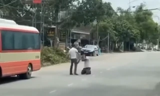 CLIP: Tài xế xe buýt bị hành khách bắt quỳ gối, dùng thắt lưng đánh tới tấp