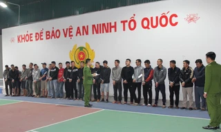 Đột kích sới gà giữa khu dân cư, bắt 28 đối tượng