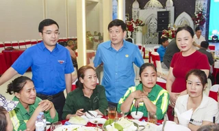 Bữa cơm tiếp sức sau bão số 10