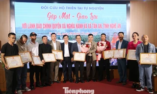 Tri ân lực lượng cứu hộ thiên tai tự nguyện hỗ trợ người dân vùng lũ Nghệ An