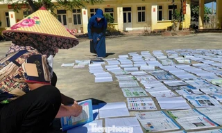 Nắng lên sau lũ, thầy cô tất bật ‘cứu’ sách vở, giữ lại tri thức cho học trò