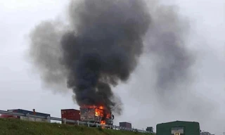 Xe tải bốc cháy dữ dội trên cao tốc Diễn Châu - Bãi Vọt