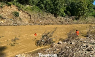 Công an bơi giữa dòng nước lũ cuồn cuộn tiếp tế cho người dân bị cô lập